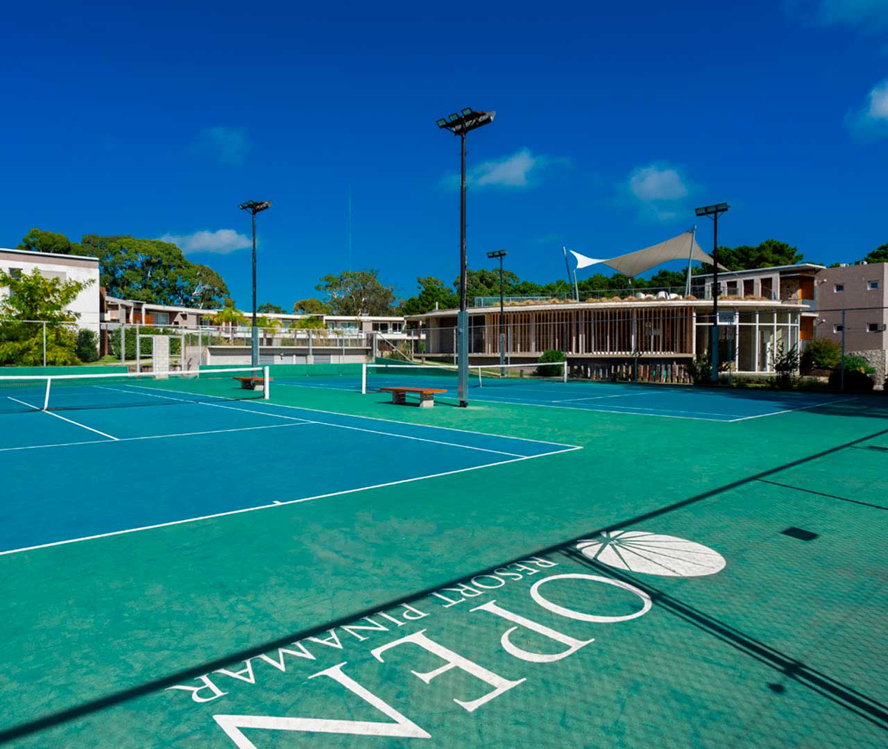 Cancha de tenis en Open Resort Pinamar.