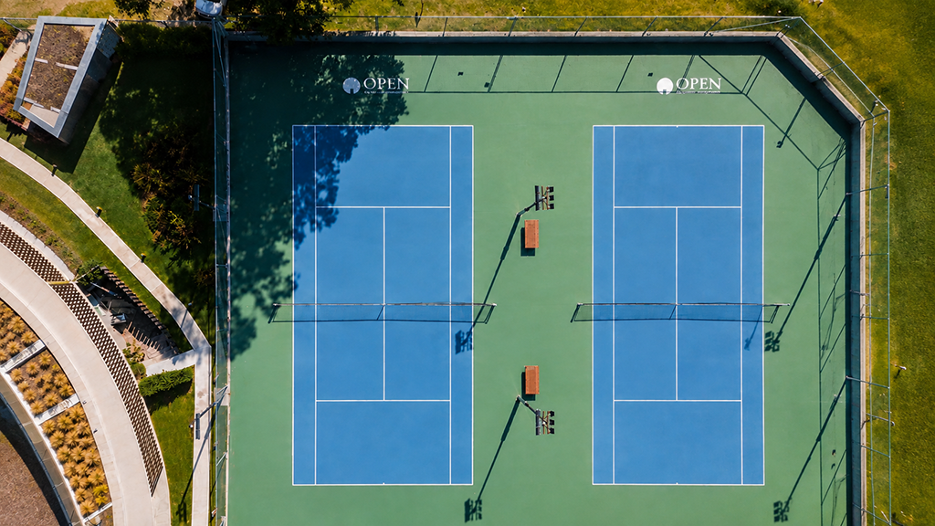 Contamos con dos canchas de tenis rápidas.