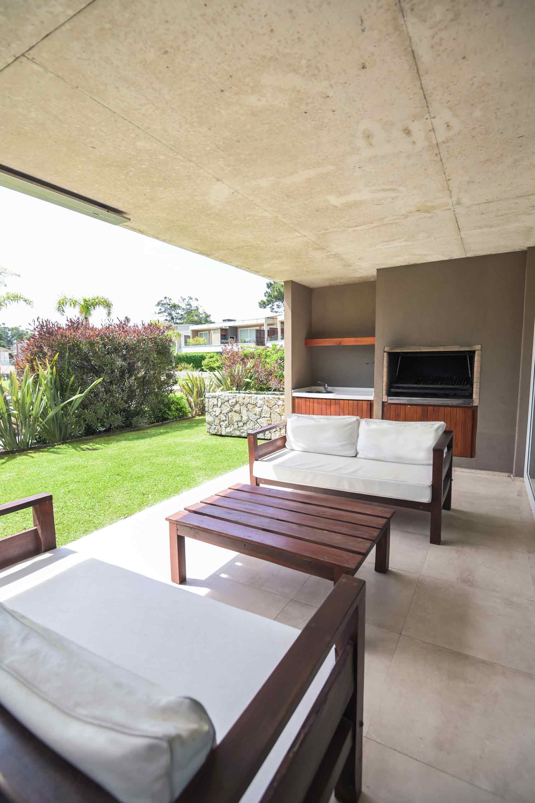 Terraza con parrilla. Depto para 6.