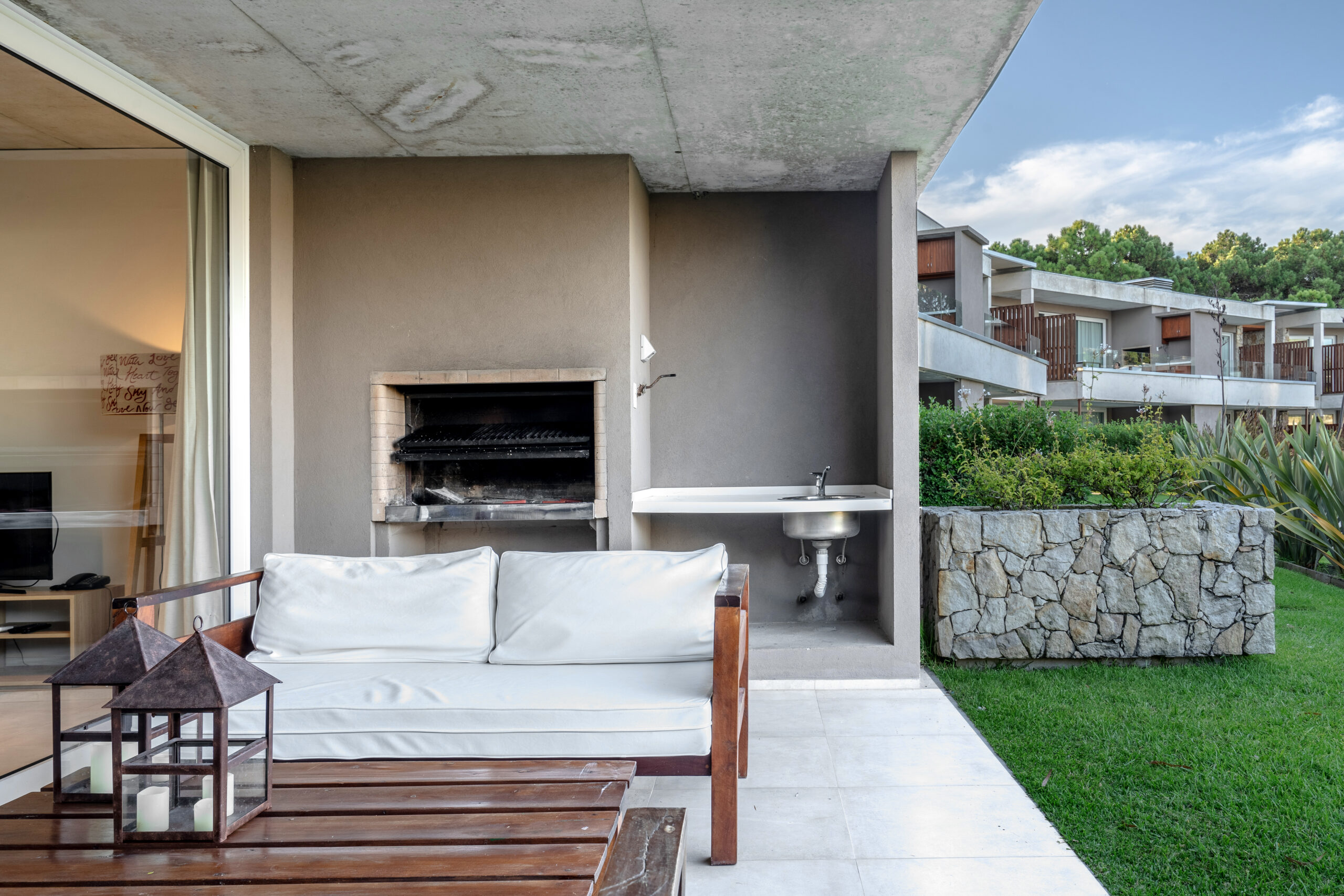 Terraza con parrilla. Depto para 6.