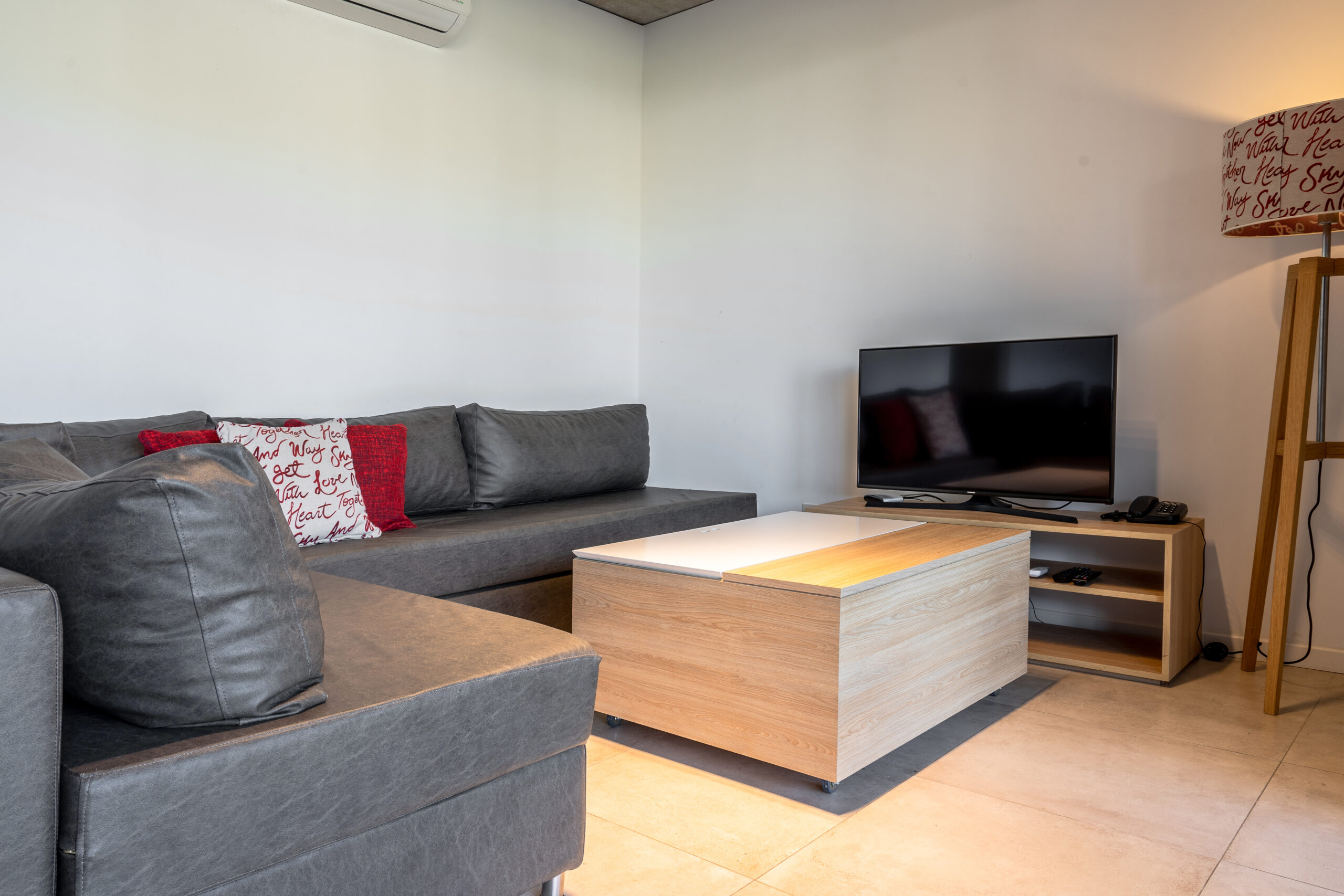 2 sillones cama en el living. Mesa contenedora de ropa blanca.